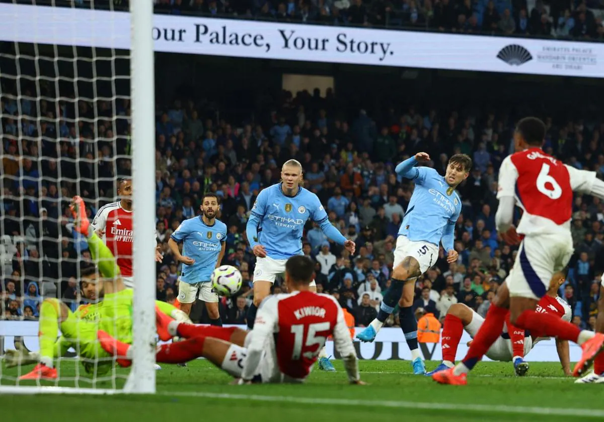 Stones, anotando el gol de empate en el último minuto en el encuentro entre el l Manchester City y Arsenal