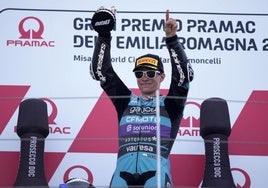 David Alonso, con el trofeo de campeón del Gran Premio de Emilia-Romaña