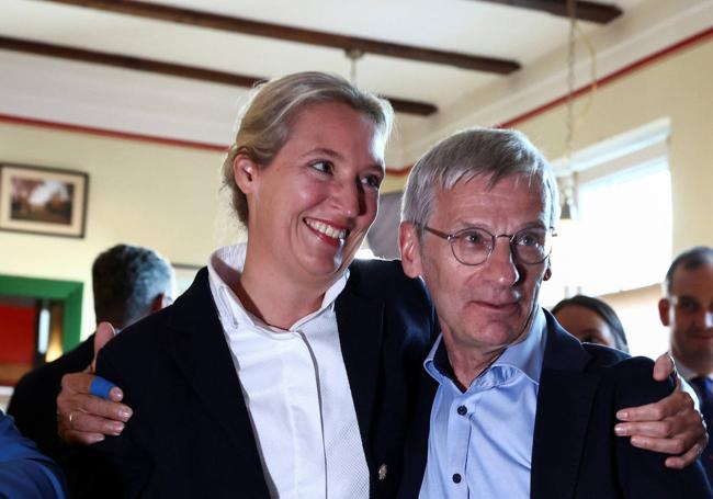 La colíder de AfD, Alice Weidel, con su candidato en las elecciones de Brandeburgo, Hans-Christoph Berndt, siguen los resultados en Potsdam.