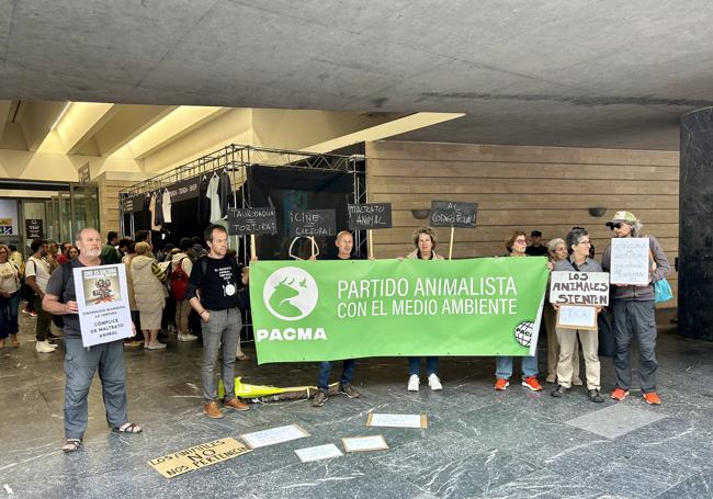 Ocho manifestantes en la concentración convocada por PACMA frente al Kursaal.