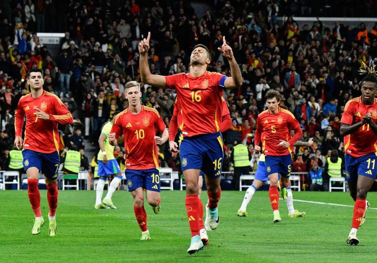 Rodrigo Hernández celebra un gol con la selección española.