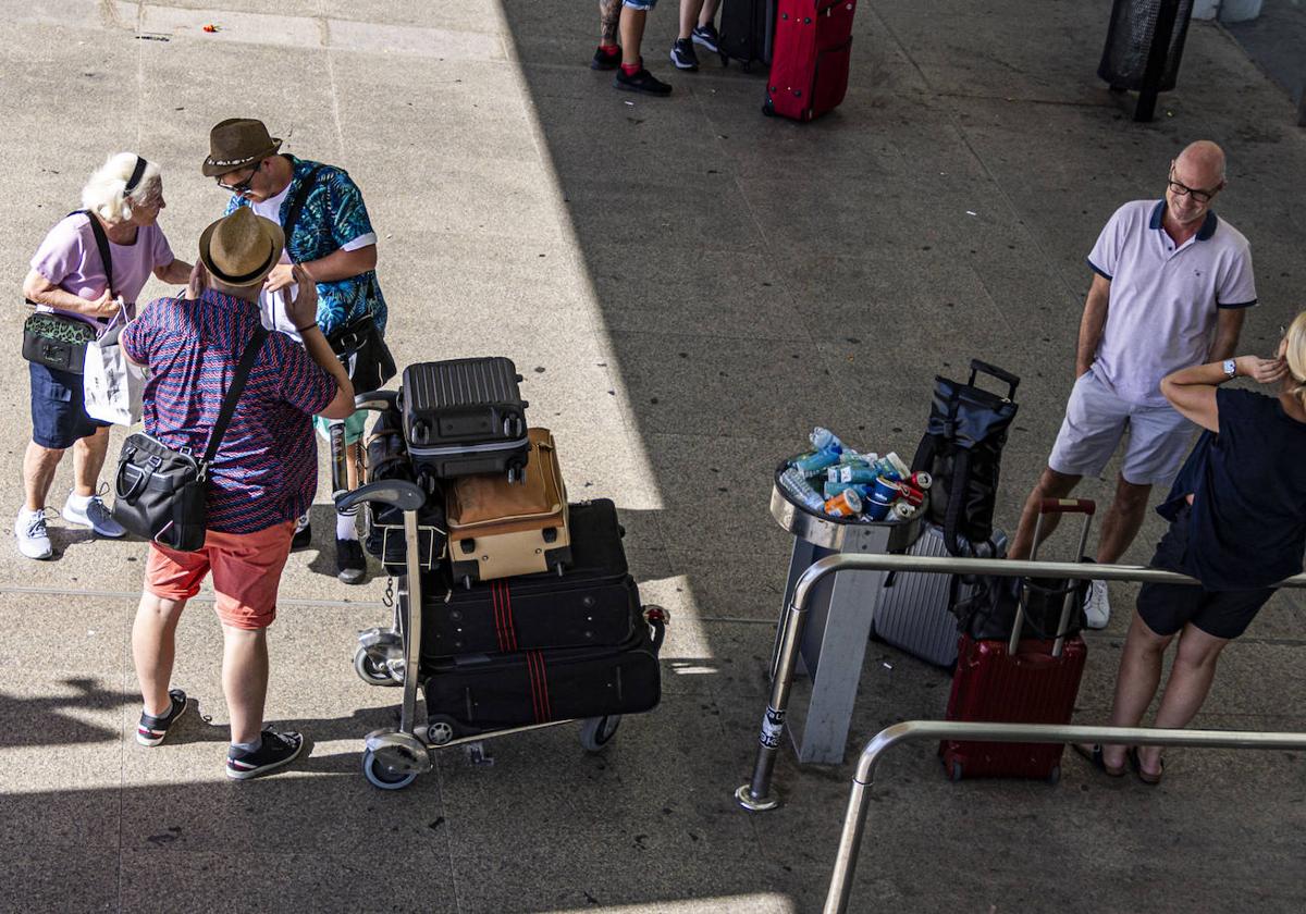 Turistas llegando al aeropuerto.