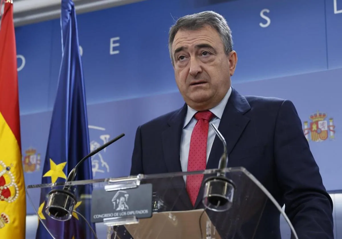 Aitor Esteban comparece este martes en la sala de prensa del Congreso.