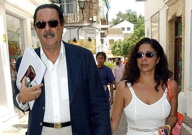 Julián Muñoz e Isabel Pantoja paseando de la mano por las calles de Marbella.