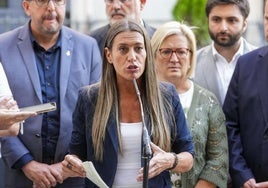 La portavoz de Junts en el Congreso, Miriam Nogueras, atiende a los medios en el patio de la Cámara baja.