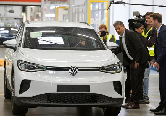 El ministro de Trabajo alemán, RobertHabeck, en una visita a una planta de Volkswagen.