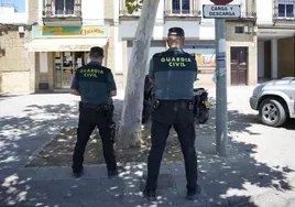 Dos agentes de la Guardia Civil de servicio en la isla de Mallorca.