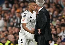 Kylian Mbappé saluda a Carlo Ancelotti al ser cambiado frente al Alavés.