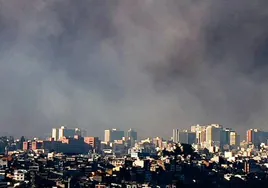 Una densa nube de humo cubre Quito.