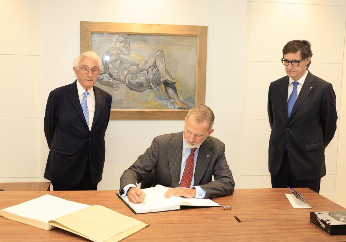 El rey Felipe junto al máximo responsable de la Fundación Gala-Dalí, Jordi Mercader y el presidente de Cataluña, Salvador Illa firma en el libro del Teatro-Museo Dalí.