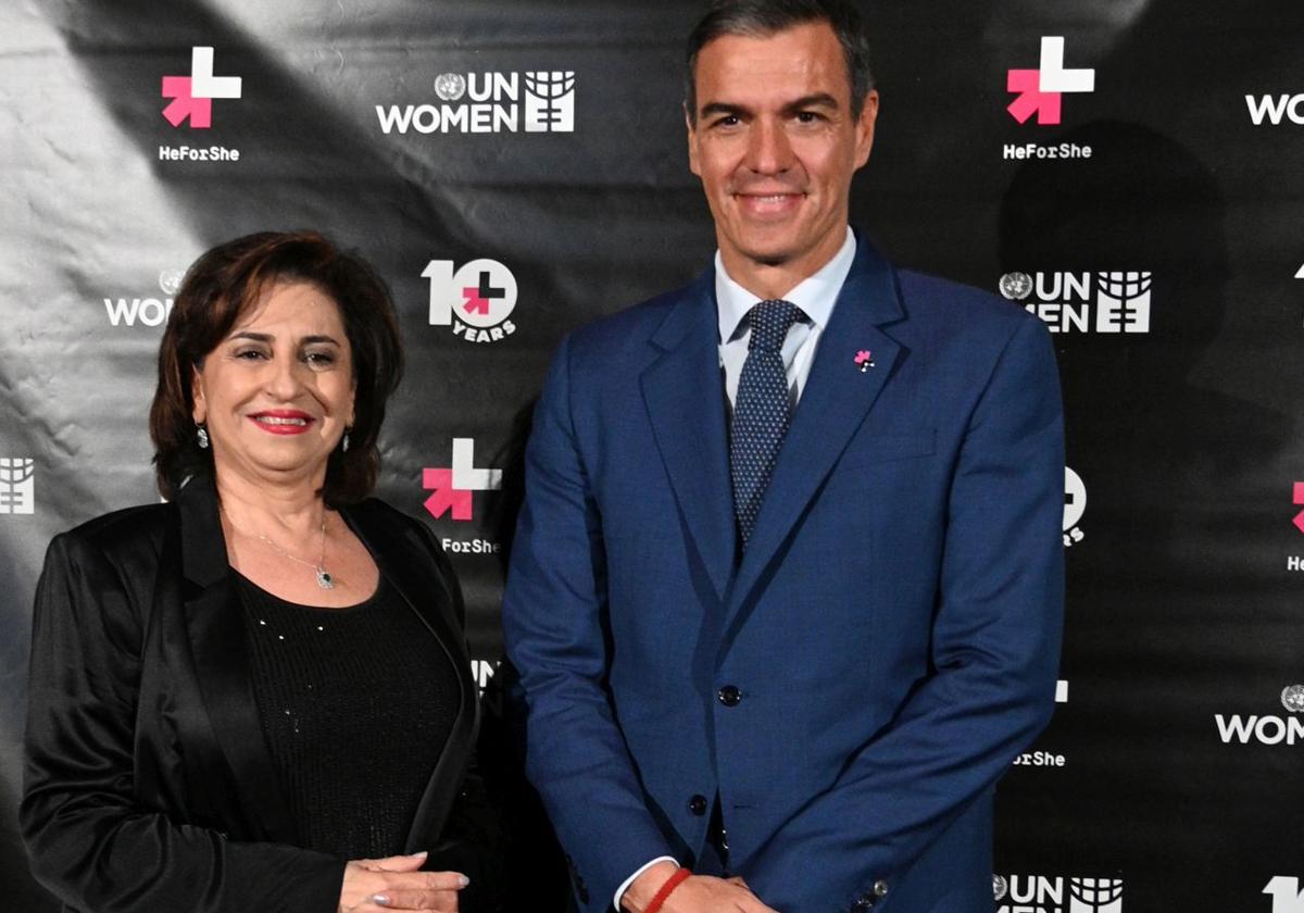 El presidente Pedro Sánchez, este martes junto a la directora ejecutiva de ONU Mujeres, Sima Sami Bahous, antes de la cena oficial.