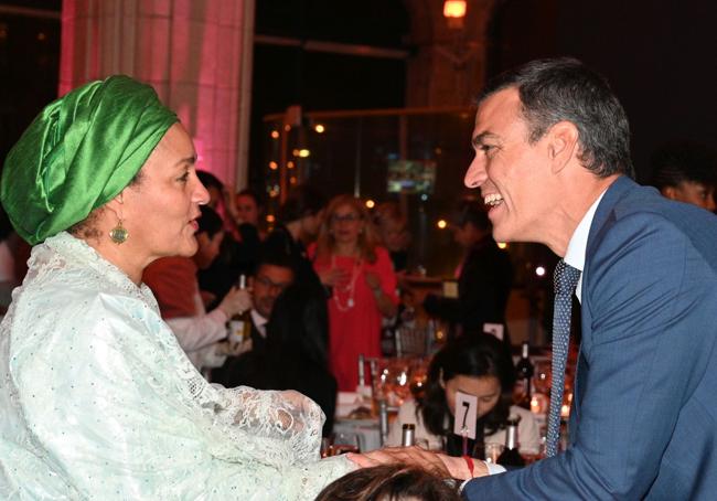 El jefe del Ejecutivo, Pedro Sánchez, conversa durante la cena con la vicesecretaria general de Naciones Unidas, Amina J. Mohammed.