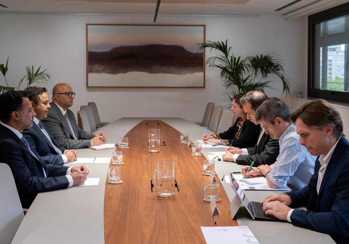 Reunión entre los directivos de STC y el ministro Carlos Cuerpo y su equipo.