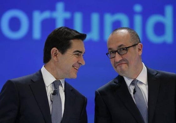 El presidente de BBVA, Carlos Torres, y el consejero delegado de la entidad, Onur Genç.