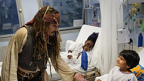 Johnny Depp sorprende a los niños del Hospital San Sebastián caracterizado de Jack Sparrow