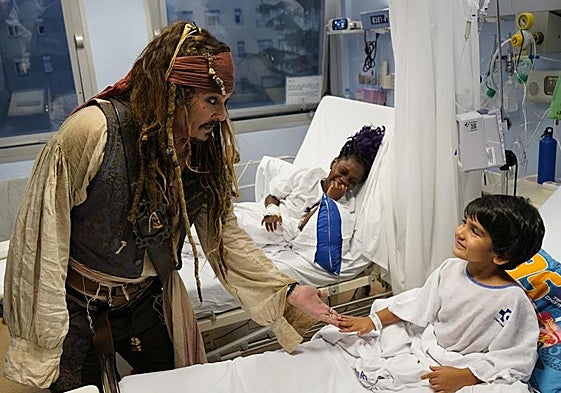 Johnny Depp, caracterizado de Jack Sparrow, saluda a los niños del Hospital Universitario de San Sebastián.