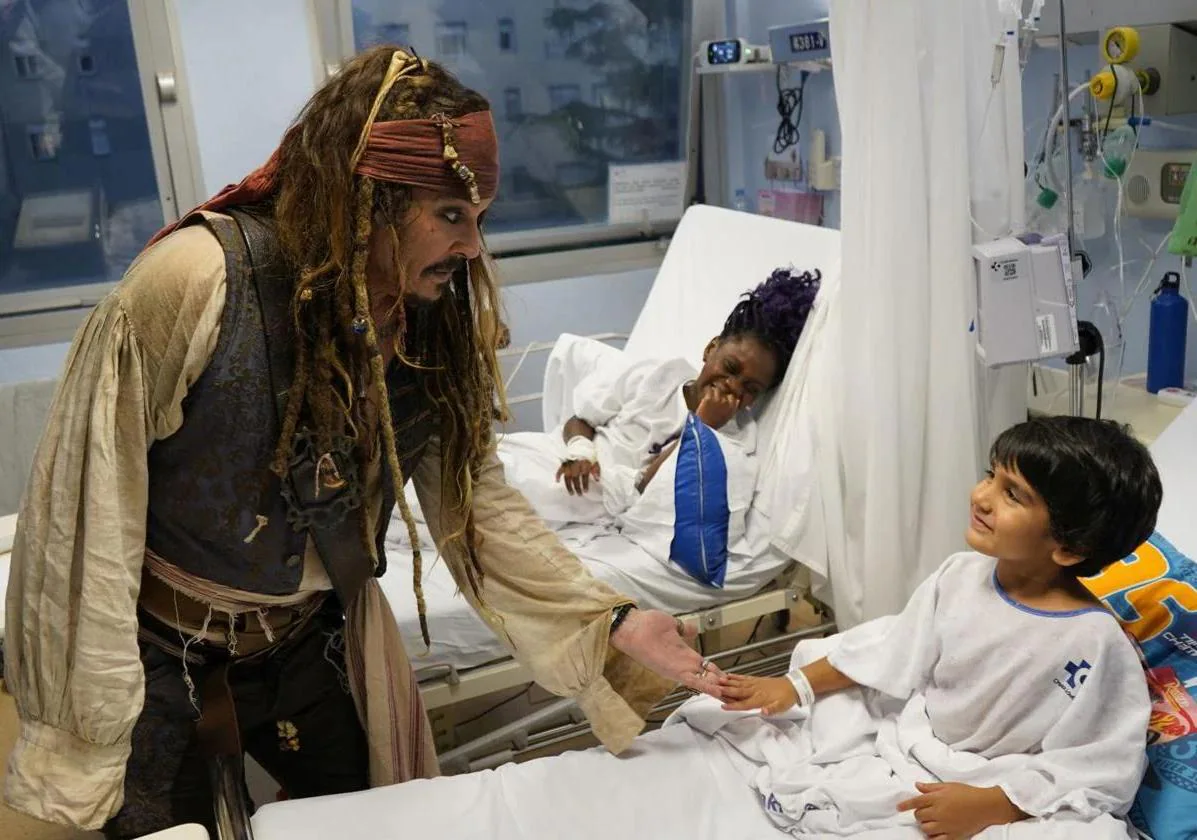 Johnny Depp, caracterizado de Jack Sparrow, saluda a los niños del Hospital Universitario de San Sebastián.