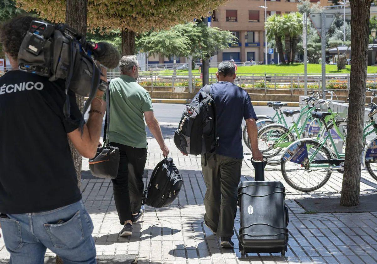 Agentes de la UCO con documentación incautada en la Diputación de Badajoz el 10 de julio.