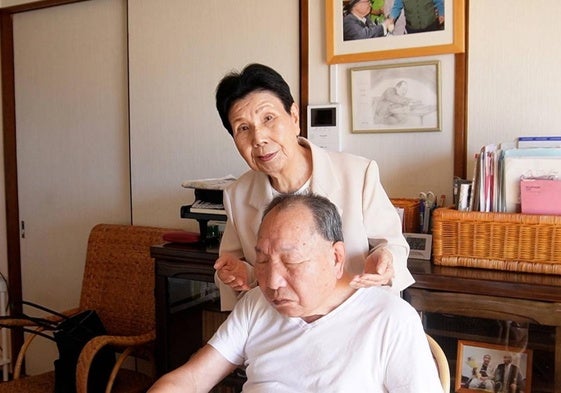 Iwao Hakamada, en su casa de Shizouka en compañía de su hermana Hideko.