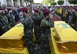 Milicianos de Hezbolá despiden a milianos caidos en combate.