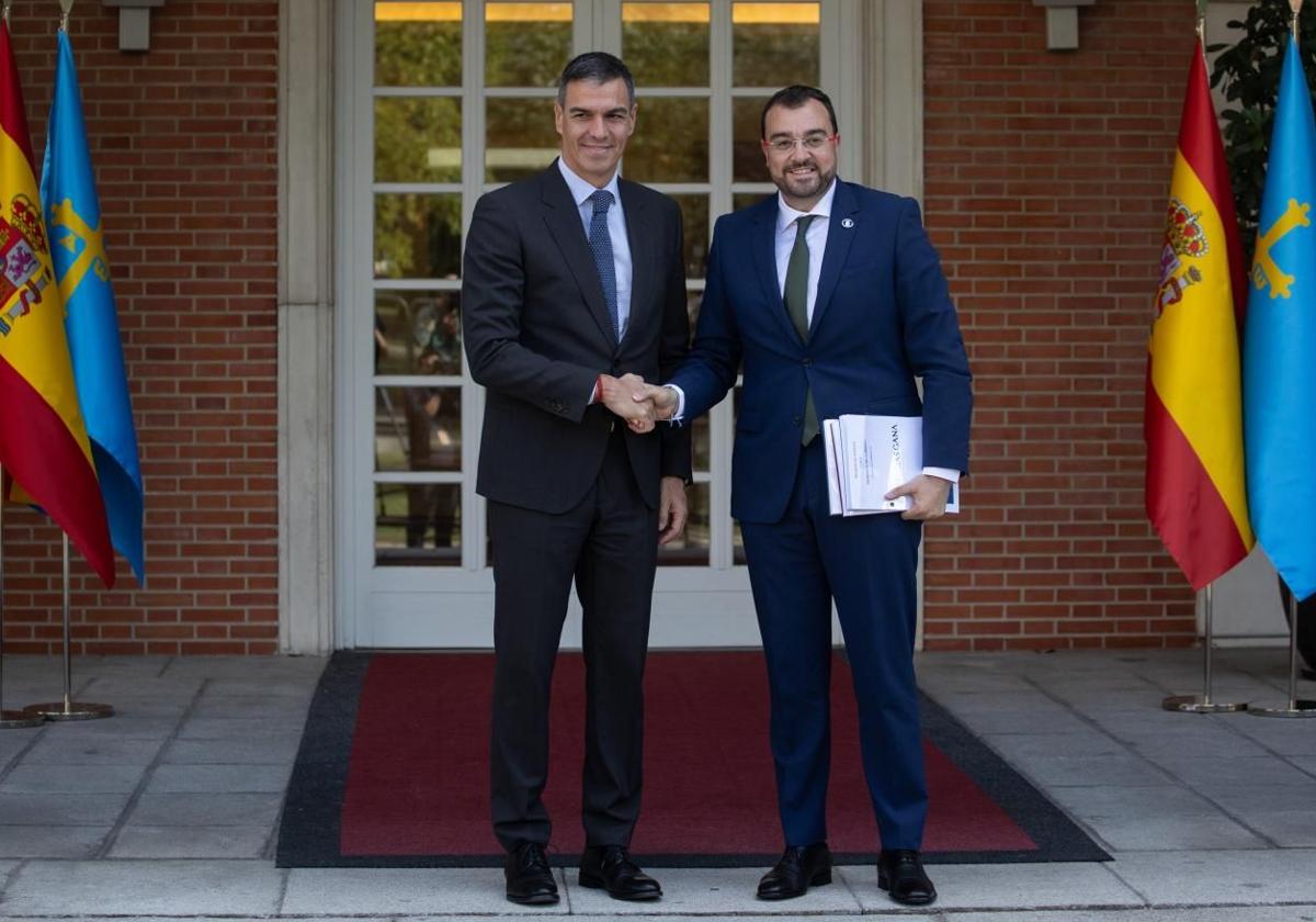 Pedro Sánchez y el presidente de Asturias, Adrián Barbón.