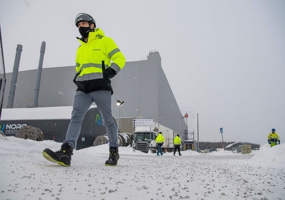 Un operario de la fábrica de Northvolt en Suecia.