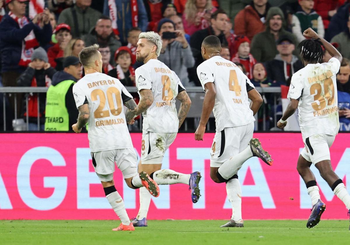 Andrich celebra junto a sus compañeros el gol del Leverkusen