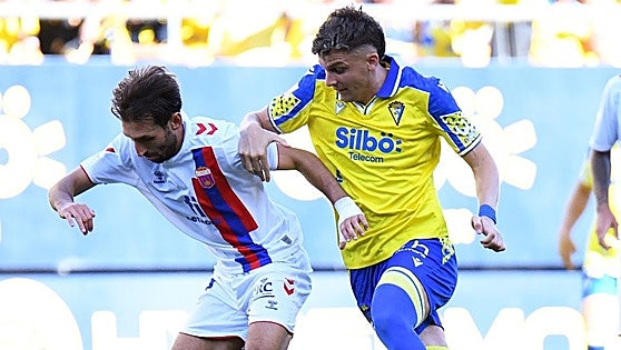 El Eldense sorprende al Cádiz en un duelo emocionante