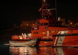 Una patrullera de Salvamento Marítimo durante el rescate de uno de los cayucos en El Hierro.