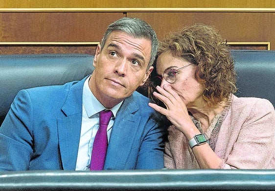 EL presidente del Gobierno, Pedro Sánchez, junto a la ministra de Hacienda, María Jesús Montero.