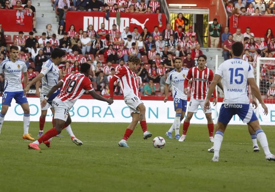 El Sporting se impone a un Zaragoza en inferioridad