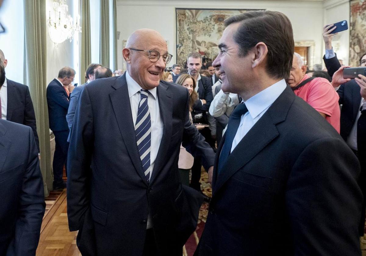 Los presidentes de BBVA, Carlos Torres, y de Banco Sabadell, Josep Oliu.