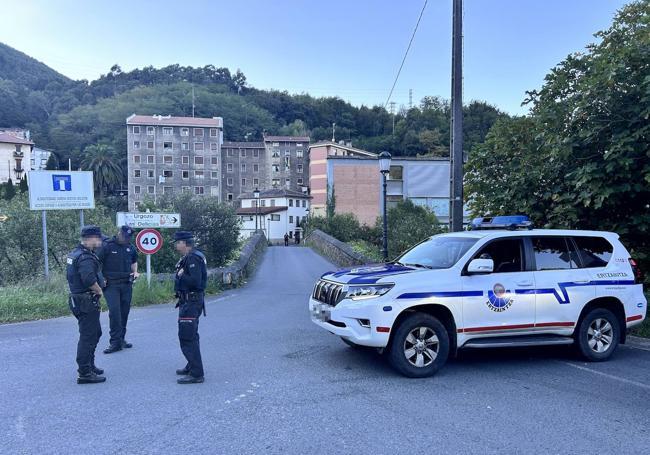 Agentes de la Policía autonómica vasca en un control de los accesos al barrio de Baracaldo donde pasó la reyerta.