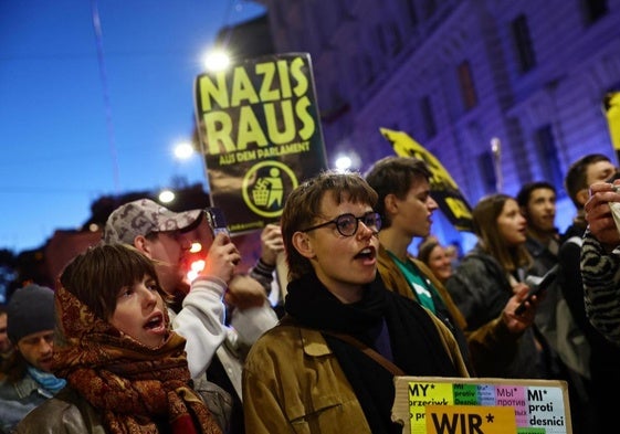 Ciudadanos contrarios a la ultraderecha se manifiestan durante la noche electoral en Viena con pancartas en las que se lee 'Nazis fuera del Parlamento'.