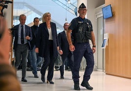 Marine Le Pen sale del tribunal tras el primer día de juicio por presunta malversación de fondos públicos.