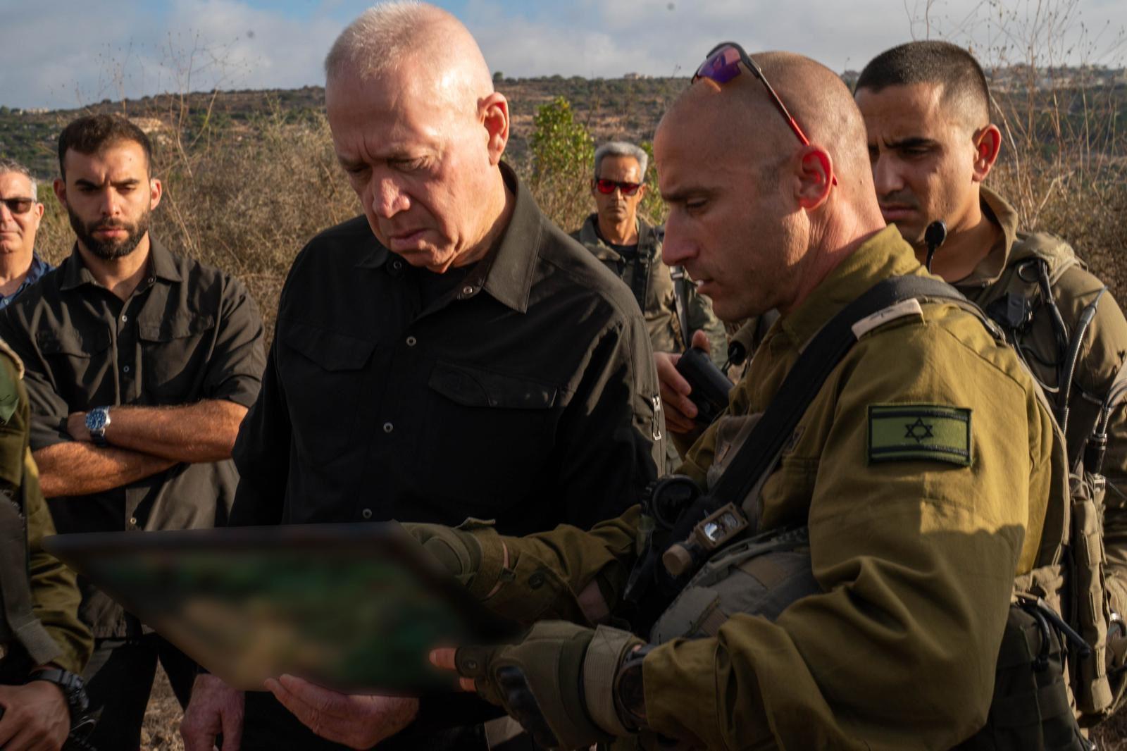 El ministro de Defensa, Yoav Gallant, ha visitado a las tropas israelíes estacionadas junto a la frontera con Líbanmo.