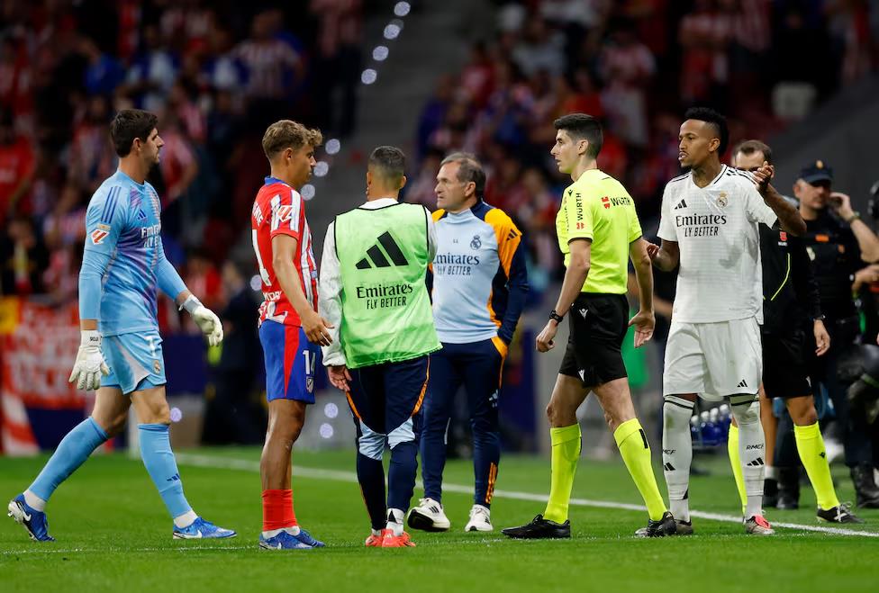 Busquets Ferrer, árbitro balear encargado de dirigir el derbi, durante la mitad de la segunda parte decidió parar el encuentro durante unos minutos