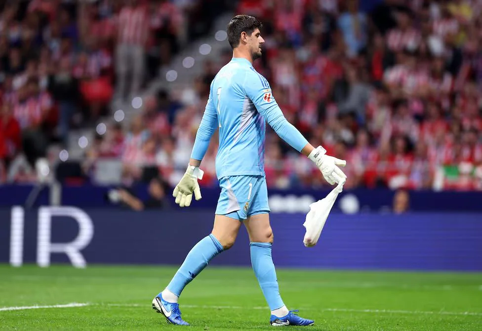 Courtois tuvo que retirar del terreno de juego una bolsa que le lanzaron desde uno de los fondos