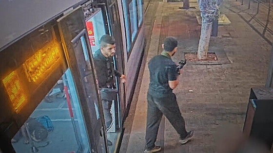 Dos terroristas matan a tiros a siete personas en un atentado en la estación de tren de Tel Aviv