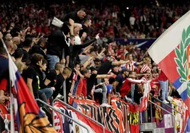 Ultras del Frente Atlético, algunos de ellos enmascarados, en la grada del fondo sur del Metropolitano durante el derbi del domingo.