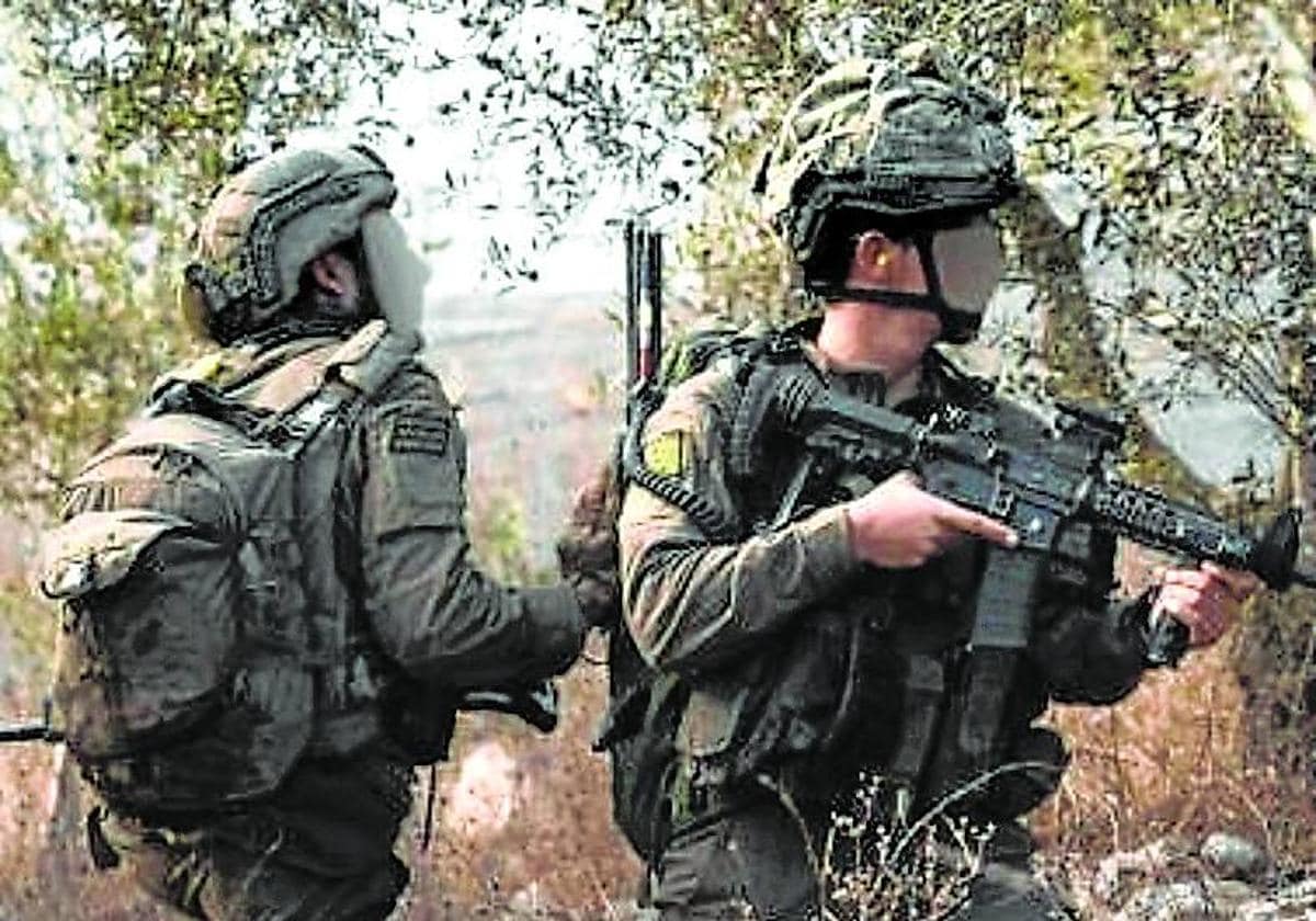 Soldados de la 36 División israelí combaten en Líbano.