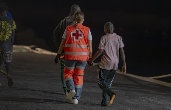 Un trabajador de la Cruz Roja atiende a uno de los migrantes que ha llegado a El Hierro