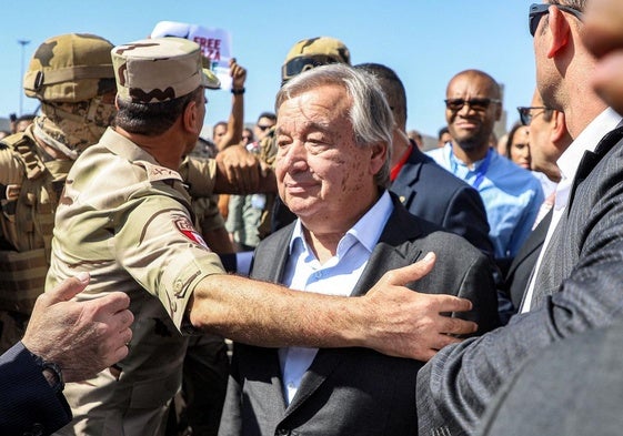 Antonio Guterres en una visita a la frontera de Rafah.