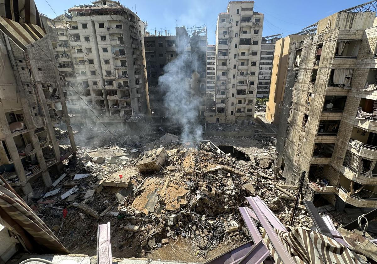 Edificios dañados tras una noche de bombardeo israelí en los suburbios del sur de Beirut, este miércoles.