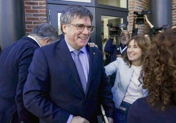 El expresidente de la Generalitat de Cataluña, Carles Puigdemont interviene en las jornadas de trabajo.