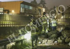 Efectivos de Bomberos durante el operativo de búsqueda.