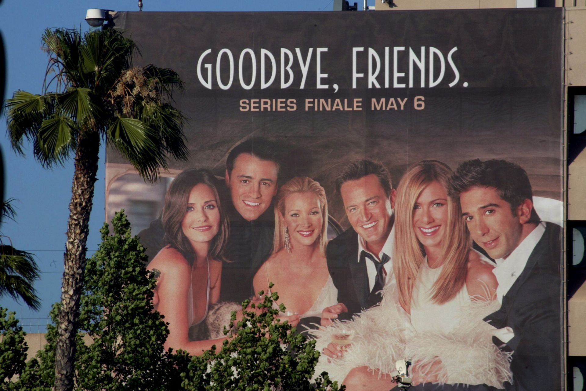 Un cartel promocional con los actores de la famosa serie 'Friends' antes de su despedida.