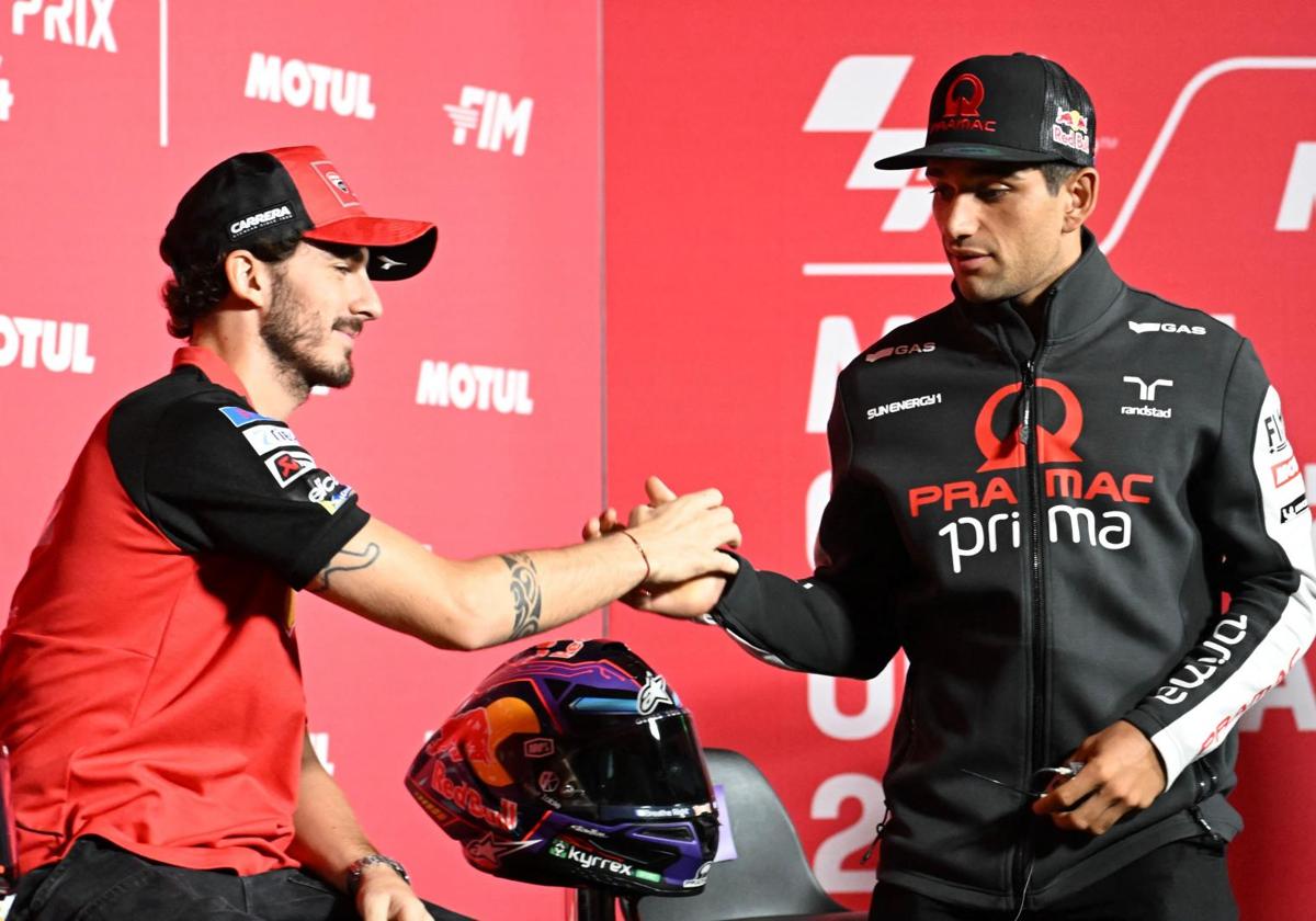 Francesco Bagnaia y Jorge Martín se saludan en el circuito japonés de Motegi.