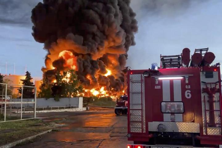 Un depósito arde en una planta de Sebastopol en un ataque anterior.