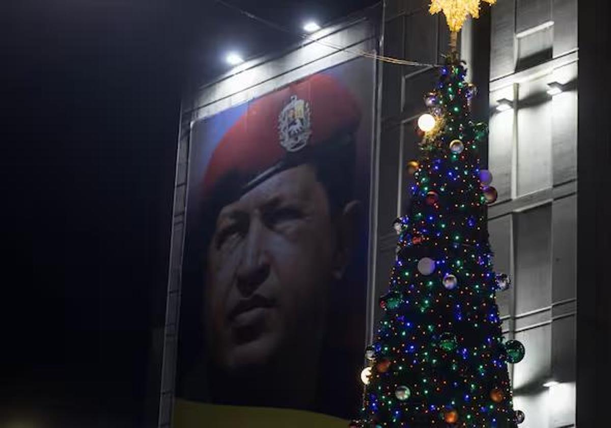 Un árbol de Navidad junto al retrato de Hugo Chávez en Caracas.